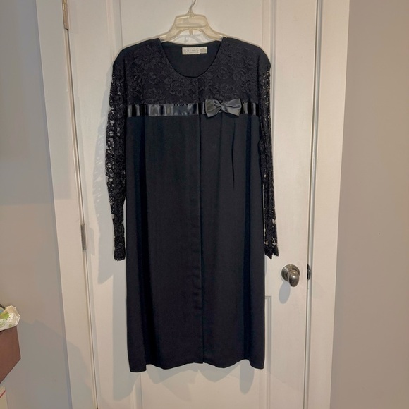 Black Lace satin crepe long sleeved plus size dress elizabeth claiborne. - Picture 2 of 8